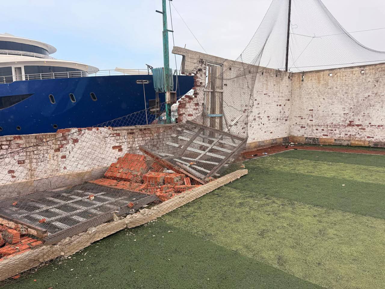 إنهيار جزئي لسور ملعب بدمياط