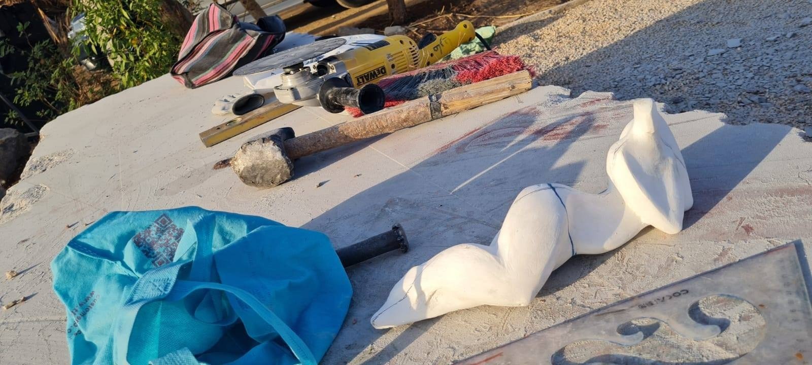 أدوات العمل بسمبوزيوم اسوان الدولى للنحت