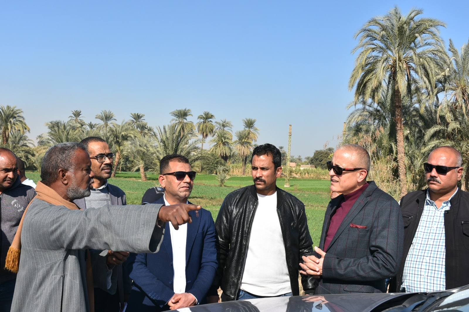 الاستماع للمواطنين خلال جولات محافظ الأقصر بالبياضية