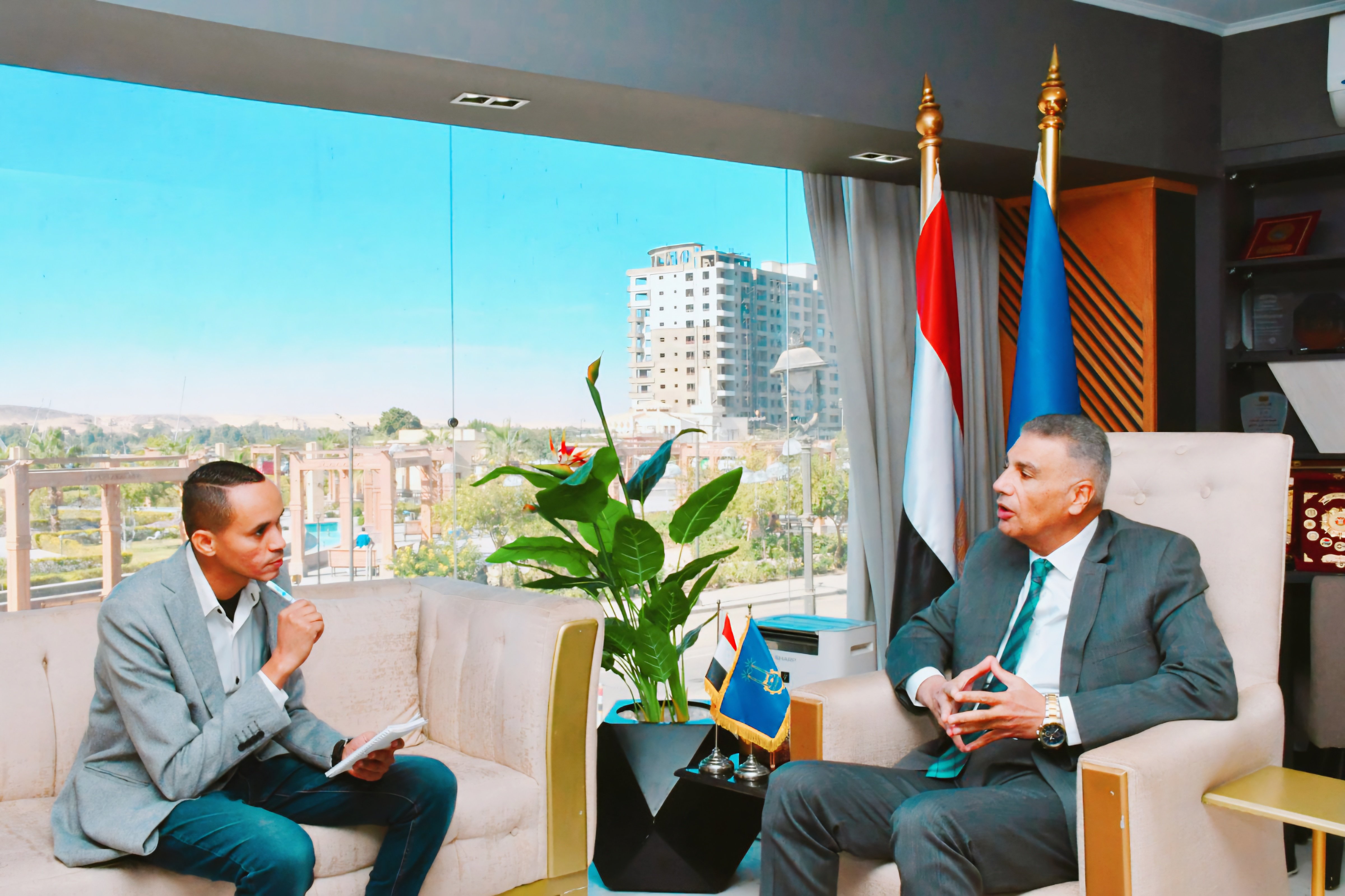 صحفي اليوم السابع خلال حواره مع محافظ أسوان (2)