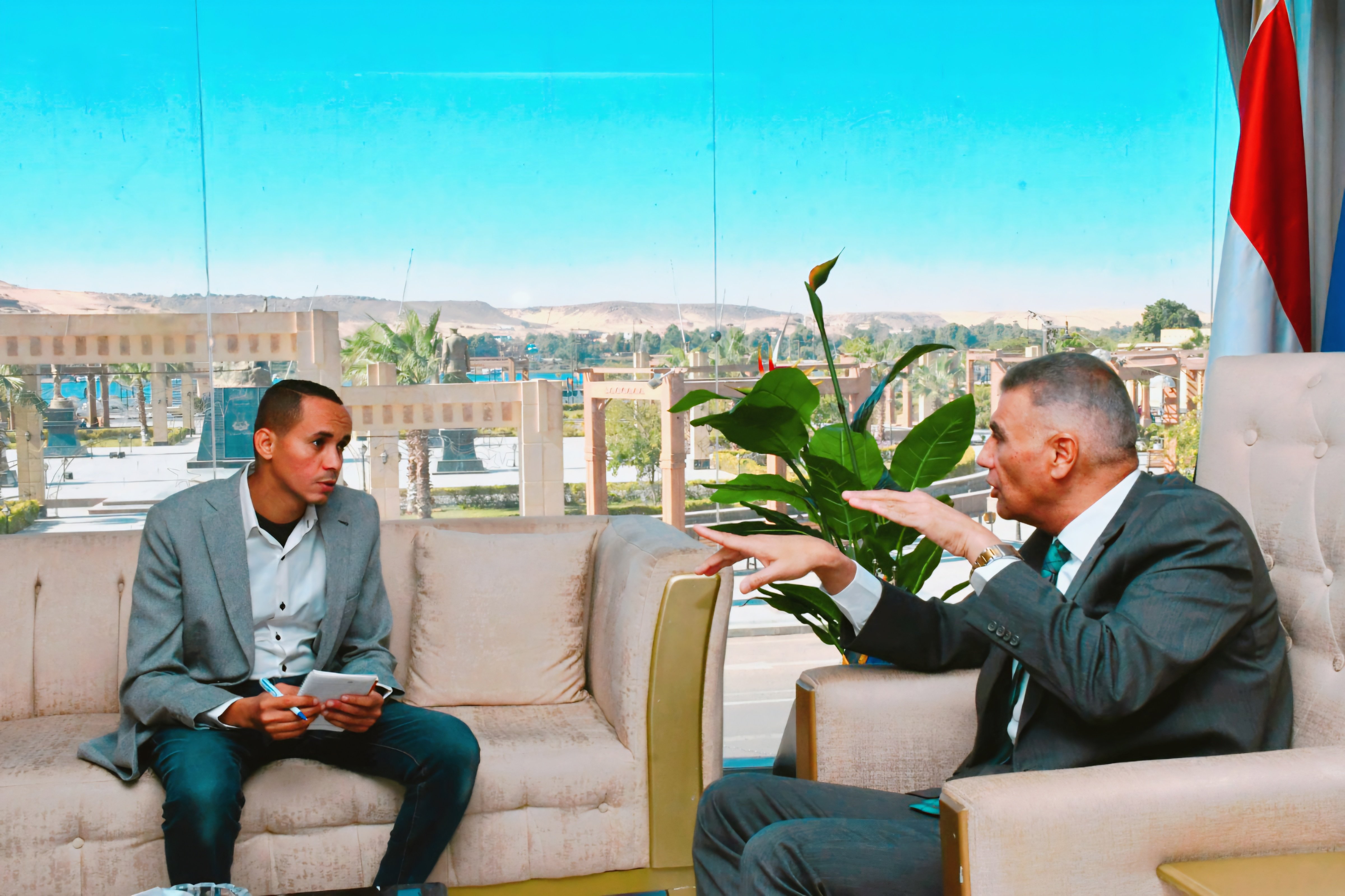 صحفي اليوم السابع خلال حواره مع محافظ أسوان (4)