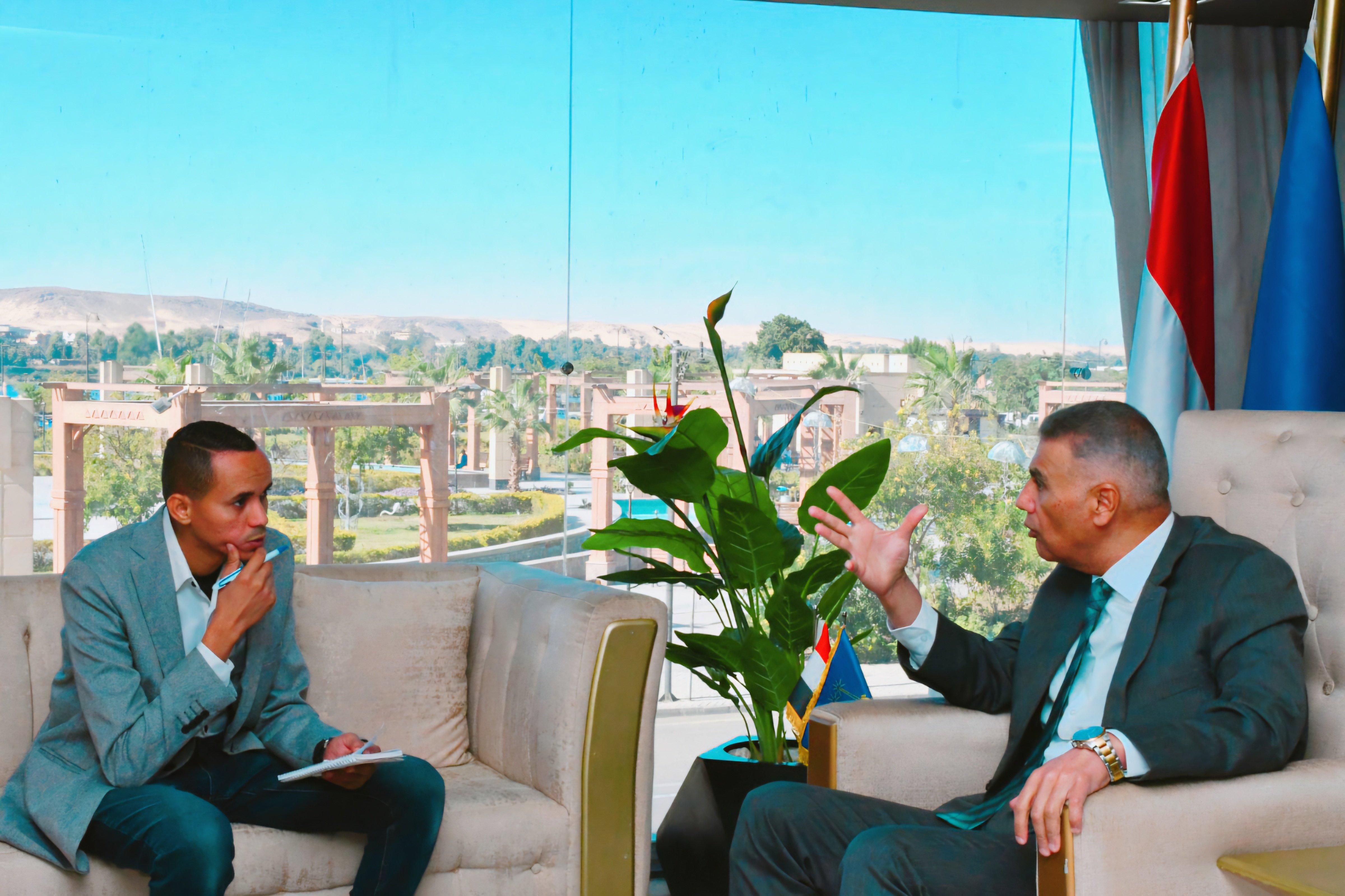 صحفي اليوم السابع خلال حواره مع محافظ أسوان (3)