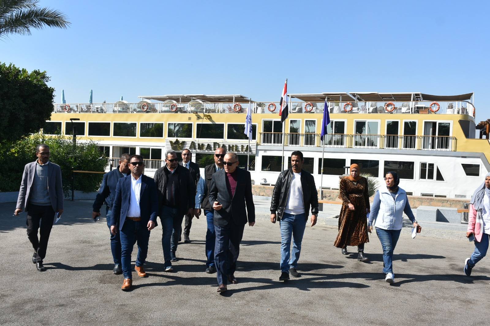 محافظ الأقصر يتفقد مشروعات الصرف الصحى والطرق والمراسى السياحية