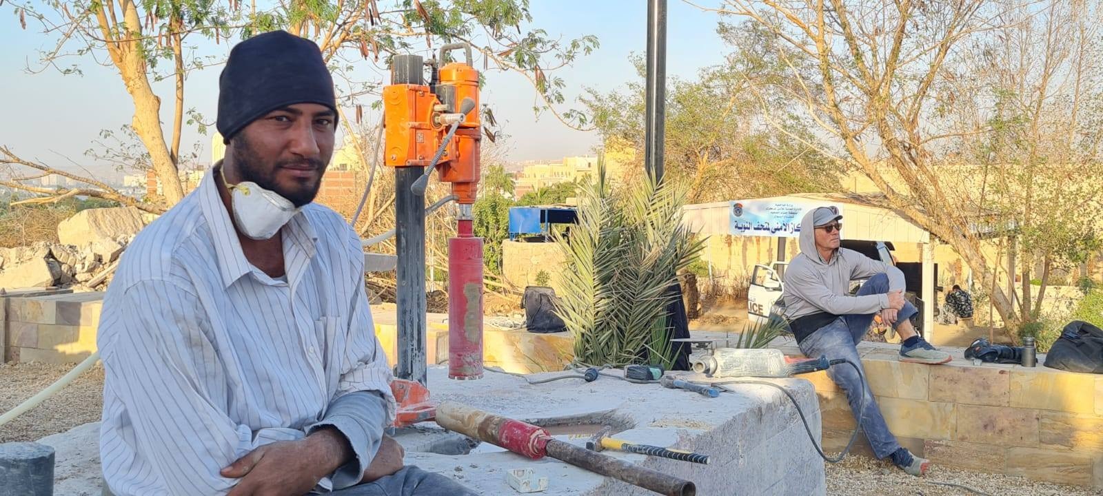 الفنانين والادوات اثناء العمل فى سمبوزيوم اسوان