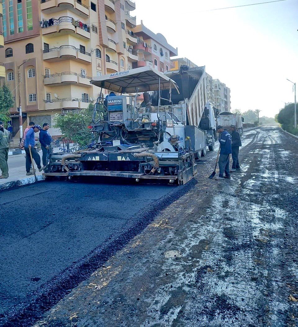 متابعة عملية الرصف