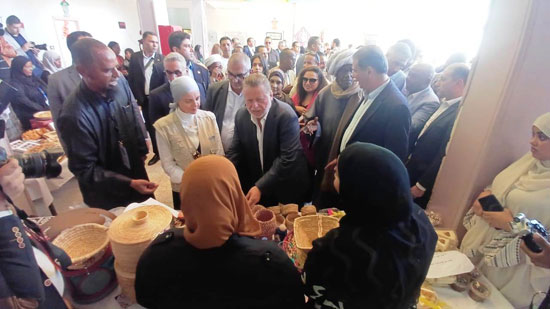 جولة-تفقدية-داخل-معرض-الحرف-البيئية-والمشغولات-اليدوية