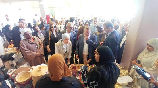 محافظ-البنك-المركزى-ووزير-الزراعة-يتفقدان-معرض-الحرف-اليدوية محافظ-البنك-المركزى-ووزير-الزراعة-يتفقدان-معرض-الحرف-اليدوية