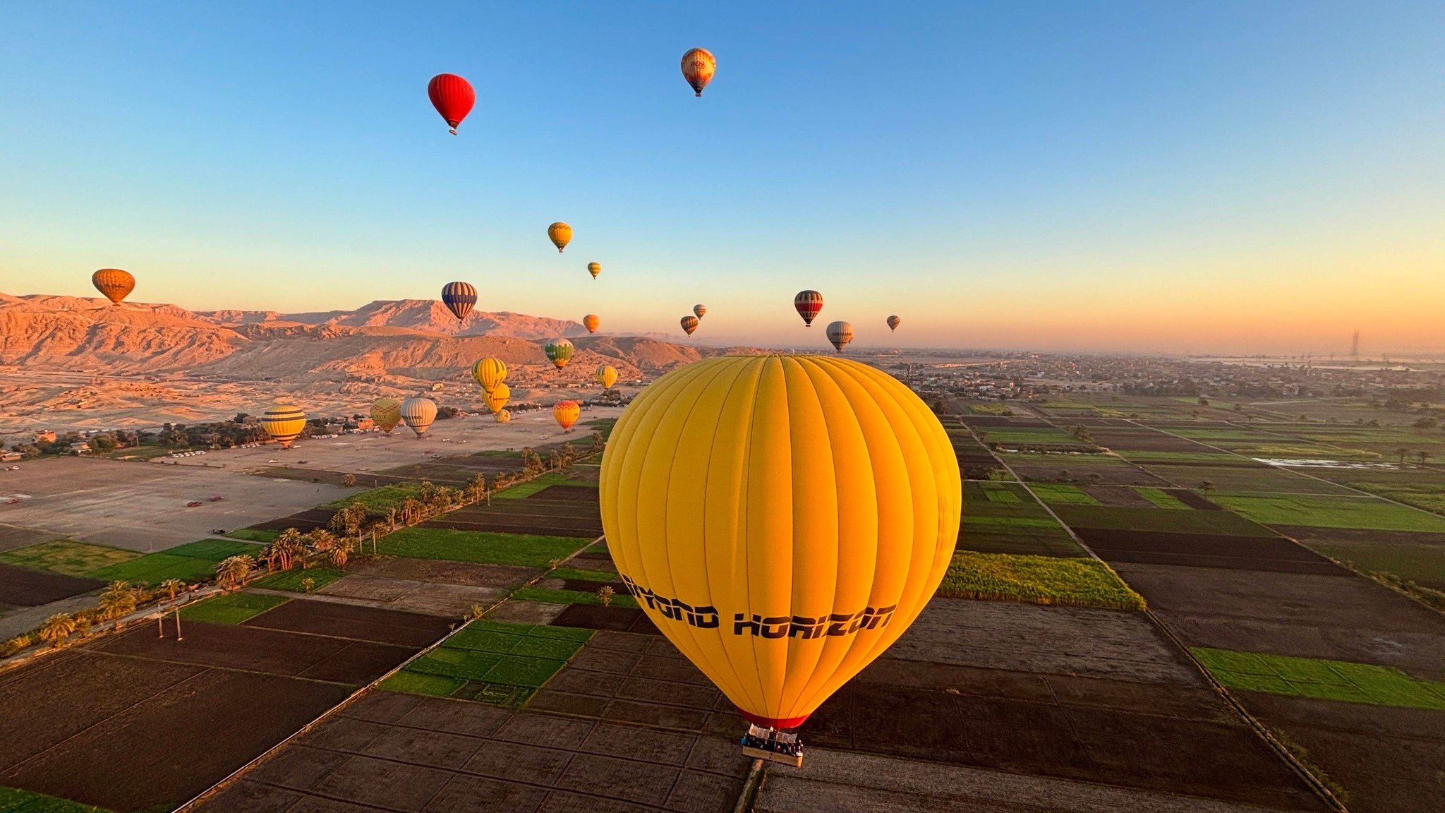 سماء الأقصر تشهد تحليق 60 رحلة بالون طائر تقل 1200 سائح