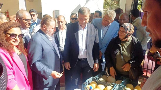 محافظ-البنك-المركزى-ووزير-الزراعة--يشيدان-بزراعات-الكنتالوب