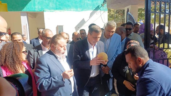 محافظ-البنك-المركزى-ووزير-الزراعة-يشيدان-بزراعات-الكنتالوب