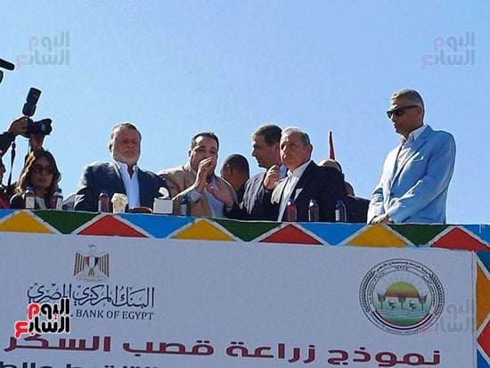 حسن-عبد-الله-محافظ-البنك-المركزى-المصرى،-وعلاء-فاروق،-وزير-الزراعة-واستصلاح-الأراضى،-يرافقهما-اللواء-إسماعيل-كمال،-محافظ-أسوان