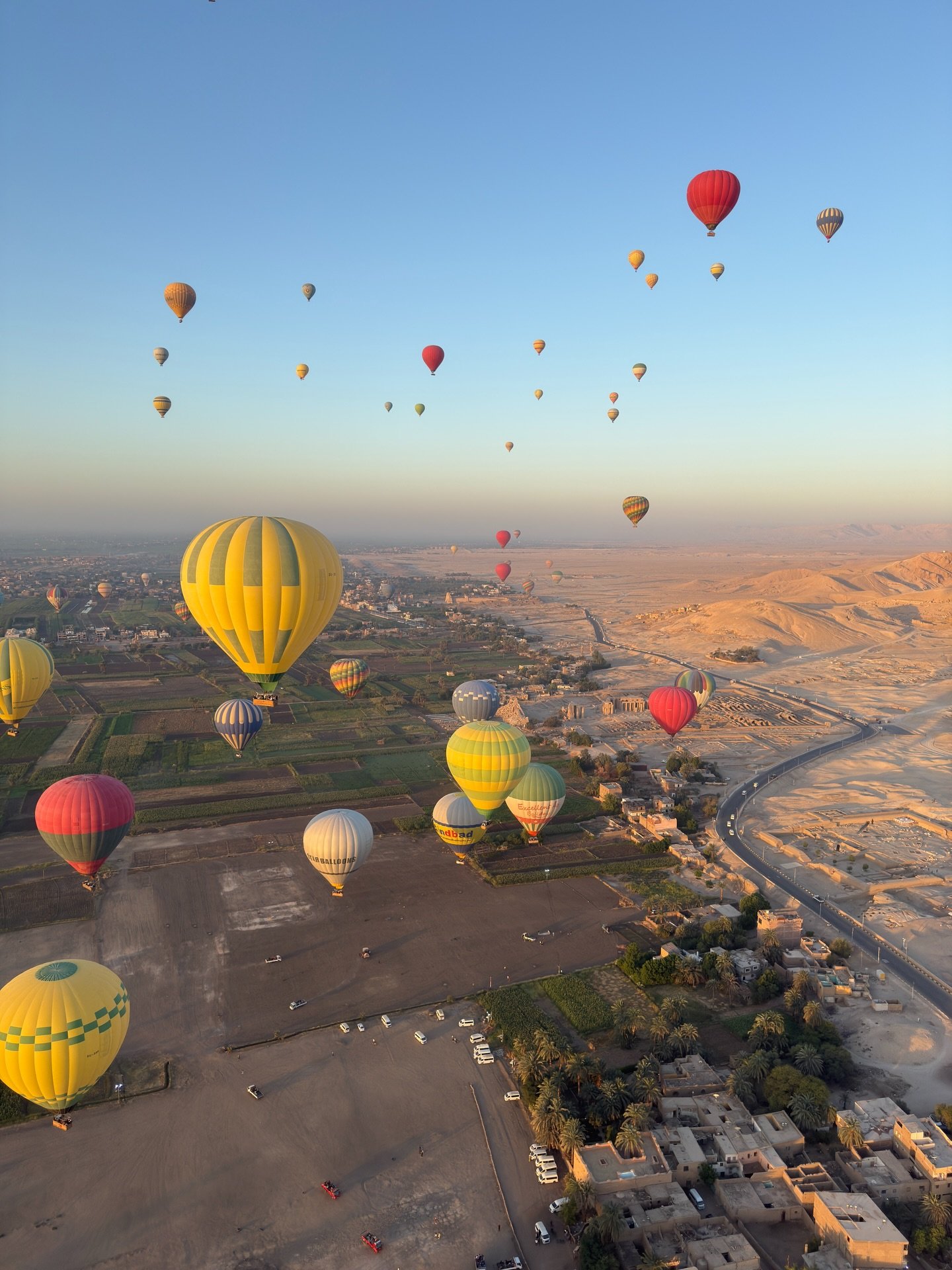 البالون الطائر يقدم حالة من السحر والبهجة للسياح من حول العالم