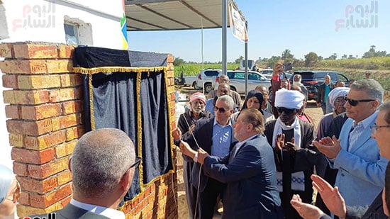 محافظ-البنك-المركزى-ووزير-الزراعة-ومحافظ-أسوان-يزيحون-الستار-عن-نموذج-زراعة-قصب-السكر-بطريقة-الشتل