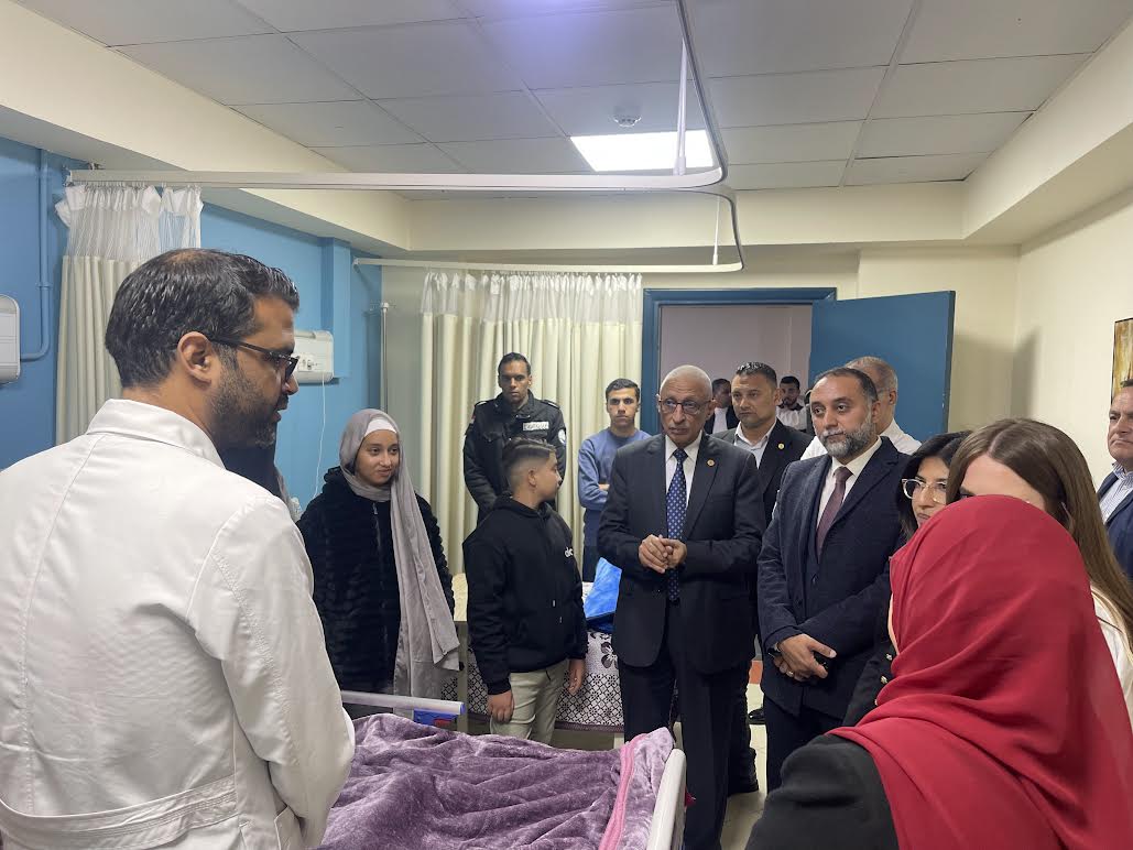 محافظ شمال سيناء ووفد بريطانى يتفقدون مستشفى العريش للاطمئنان على مصابى غزة