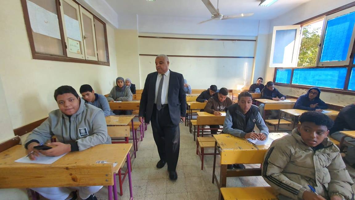 متابعة إمتحانات نصف العام في مدارس إدارة الزينية التعليمية لدعم الطلبة
