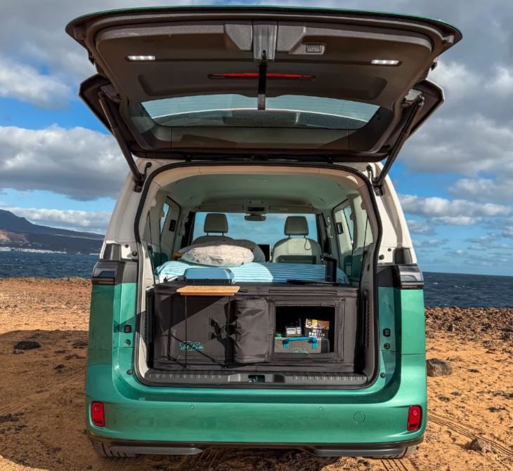 المطبخ يحتوى على حجرات تخزين