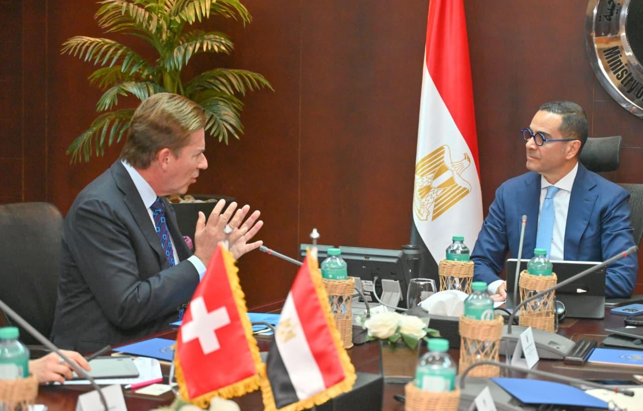 وزير الاستثمار والتجارة الخارجية يلتقي السفير السويسري بالقاهرة (2)