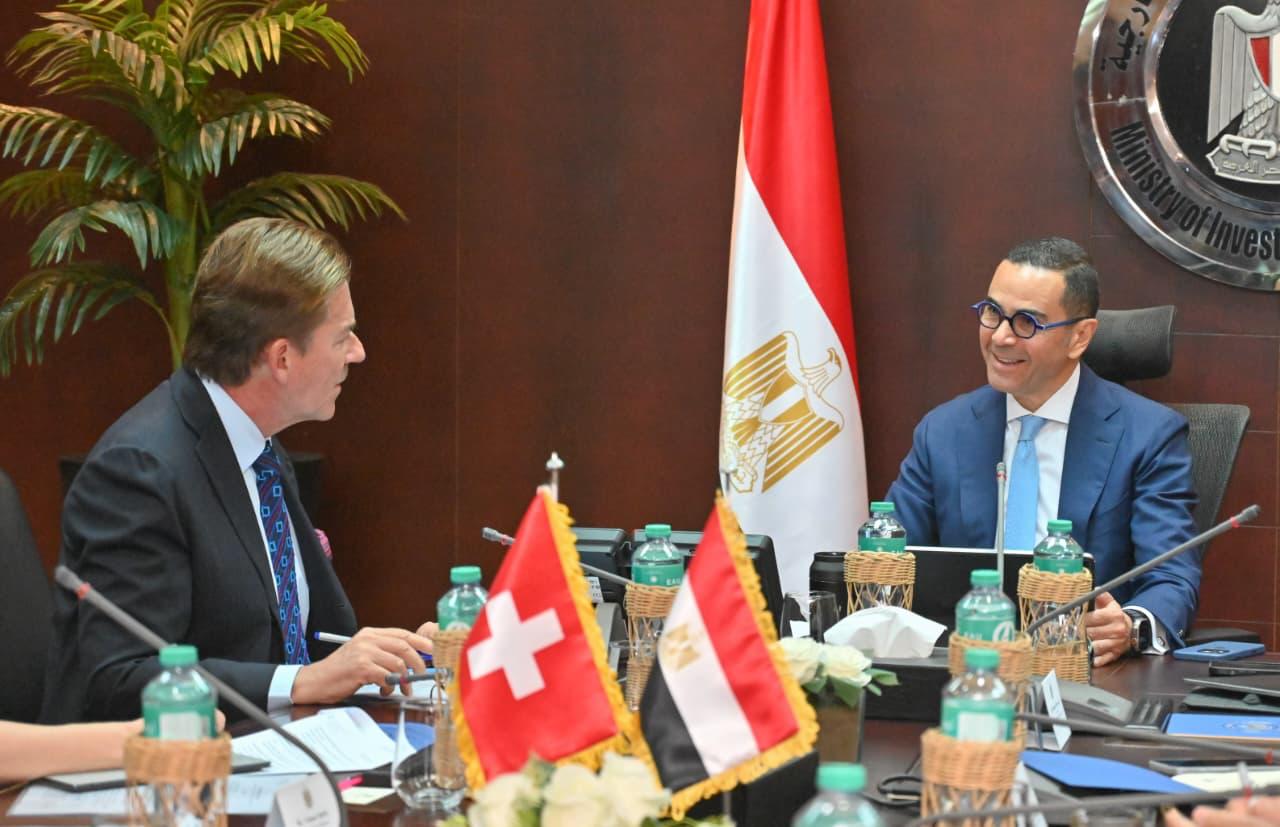 وزير الاستثمار والتجارة الخارجية يلتقي السفير السويسري بالقاهرة (1)