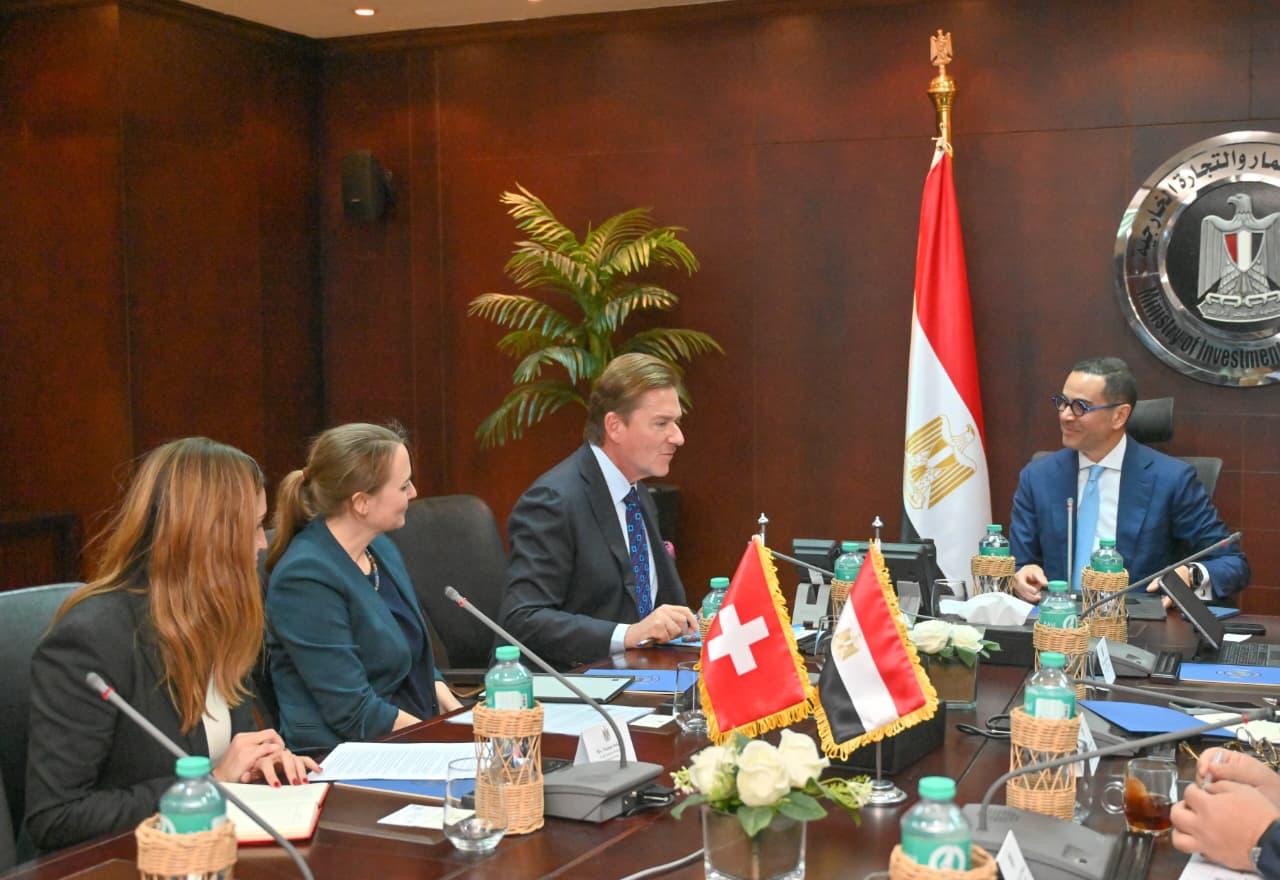 وزير الاستثمار والتجارة الخارجية يلتقي السفير السويسري بالقاهرة (3)