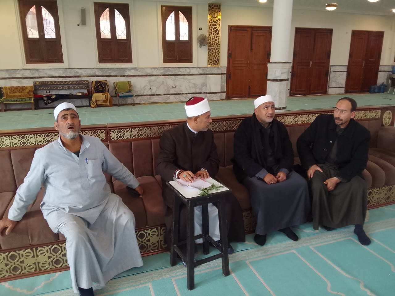 وكيل الوزارة يتحدث لمسؤلى الادارة 