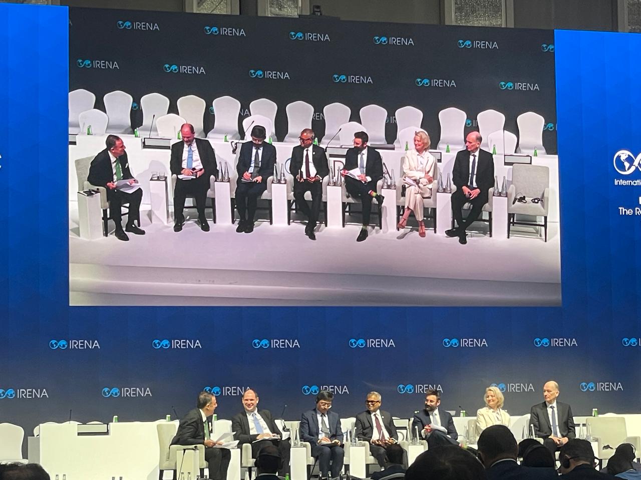 جلسة العلاقة المتشابكة بين الذكاء الاصطناعي والطاقة المتجددة