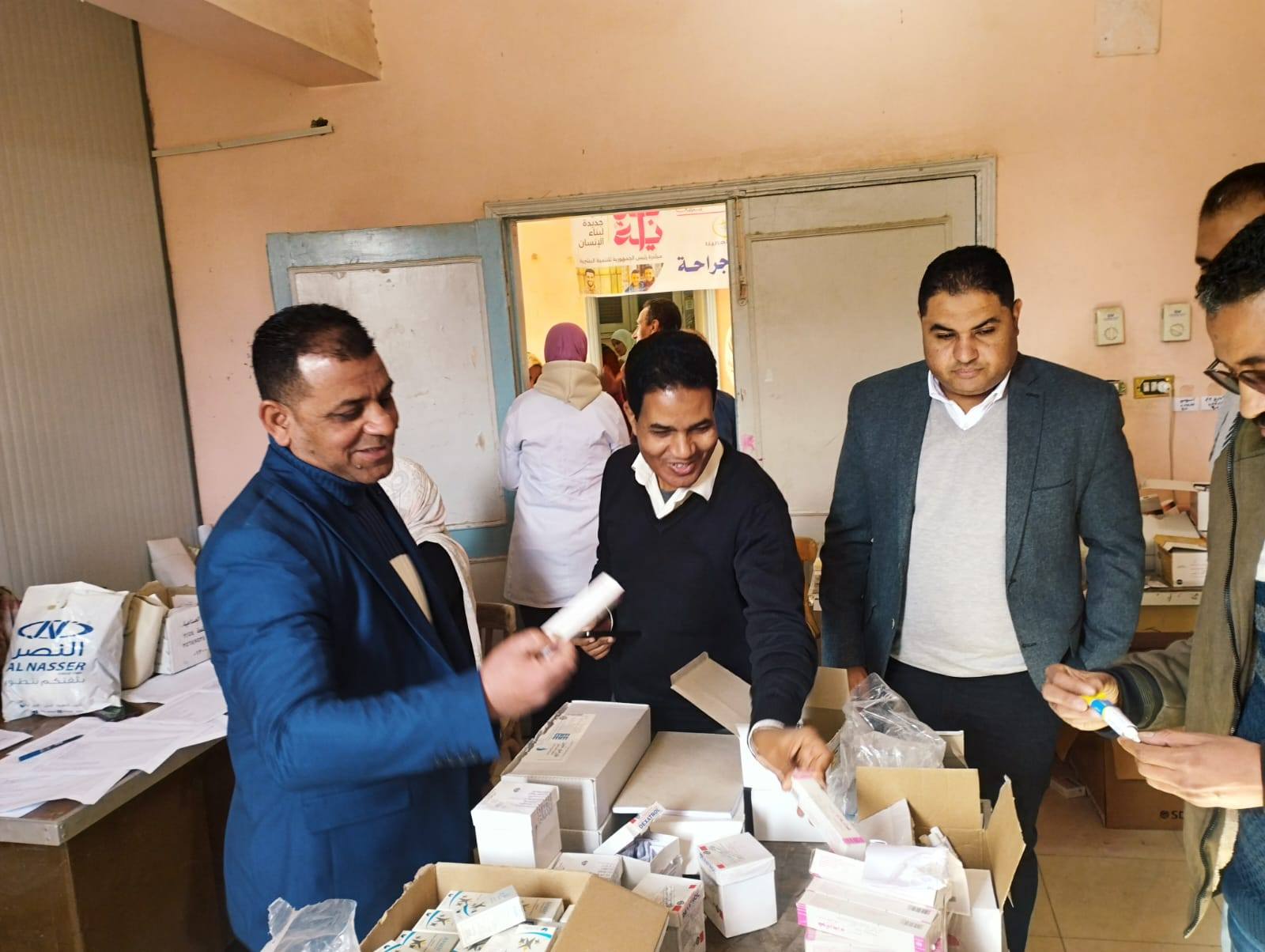 رئيس مدينة البياضية ووكيل الصحة يتفقدان القافلة الطبية بمركز شباب الخضيرات