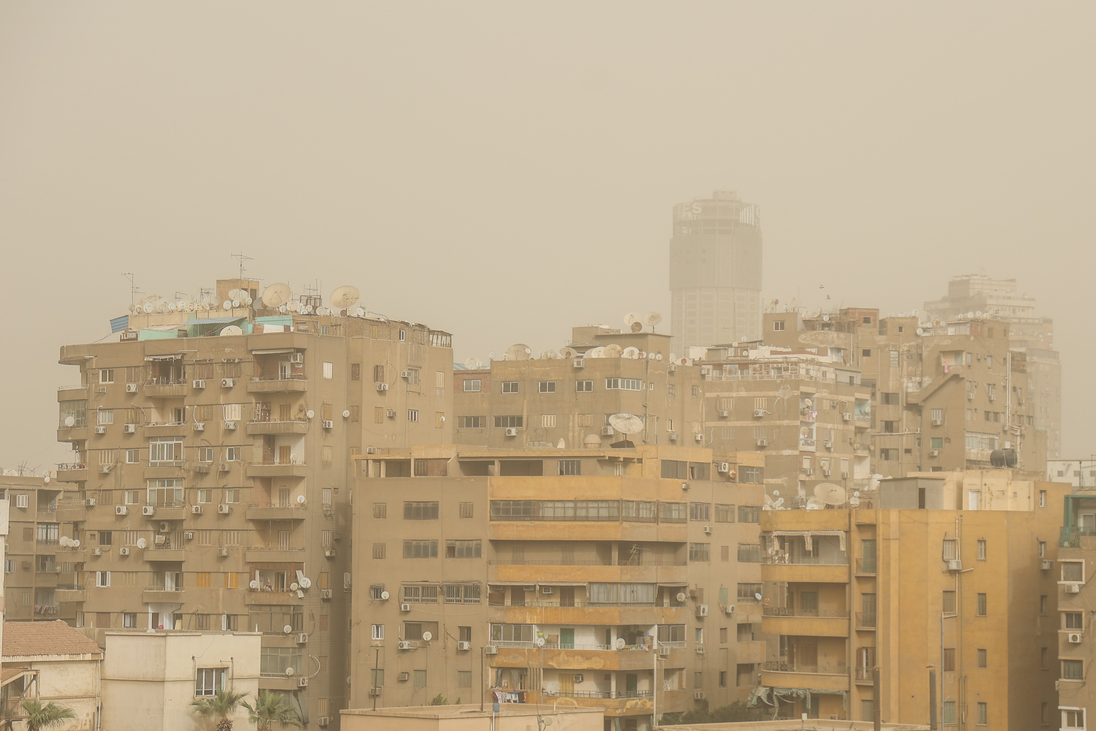 أتربة ونشاط رياح وتدهور الرؤية