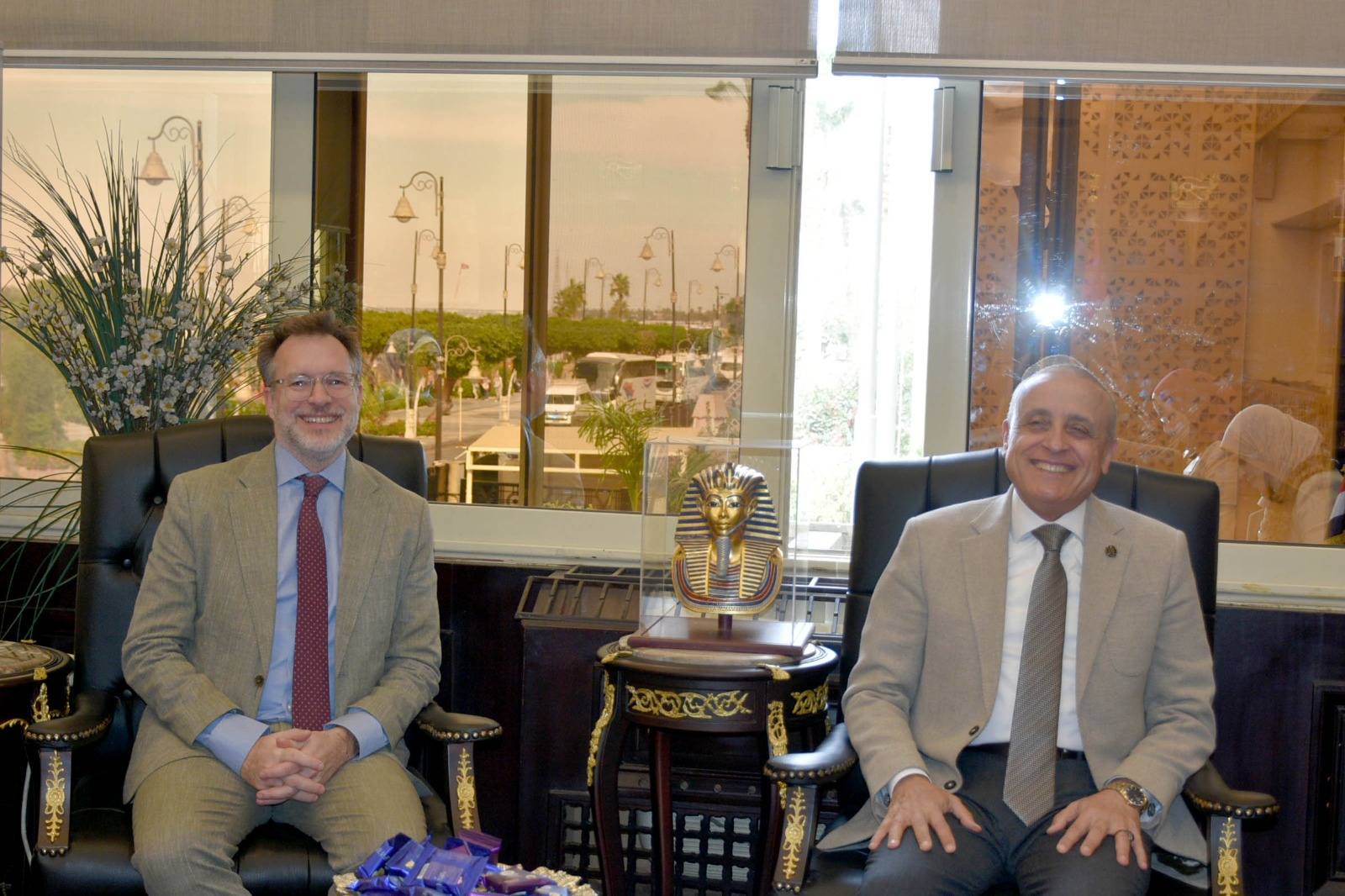 لقاء المحافظ مع السفير الكندي لبحث سبل تعزيز التعاون المشترك