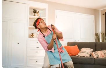 اعمال منزلية على انغام الموسيقة