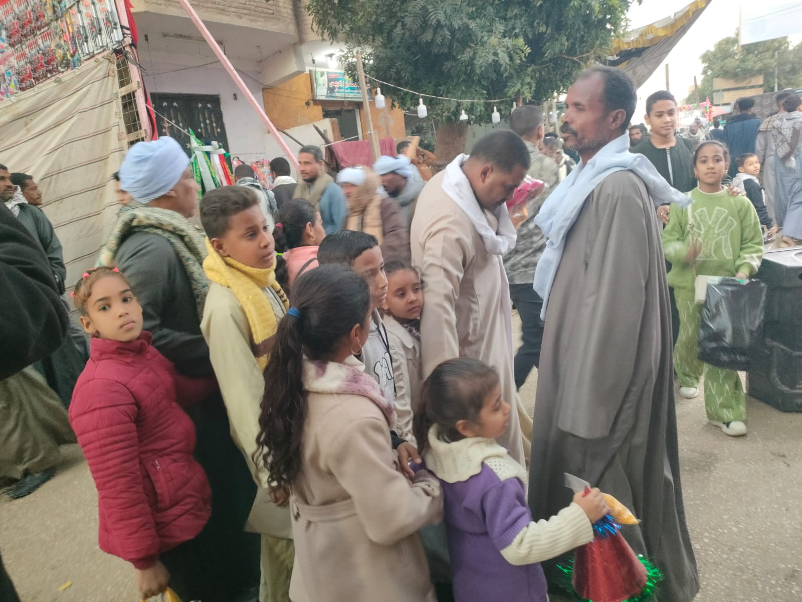 فرحة الأطفال مع أولياء أمورهم فى مولد سيدى أحمد إبن إدريس بالأقصر