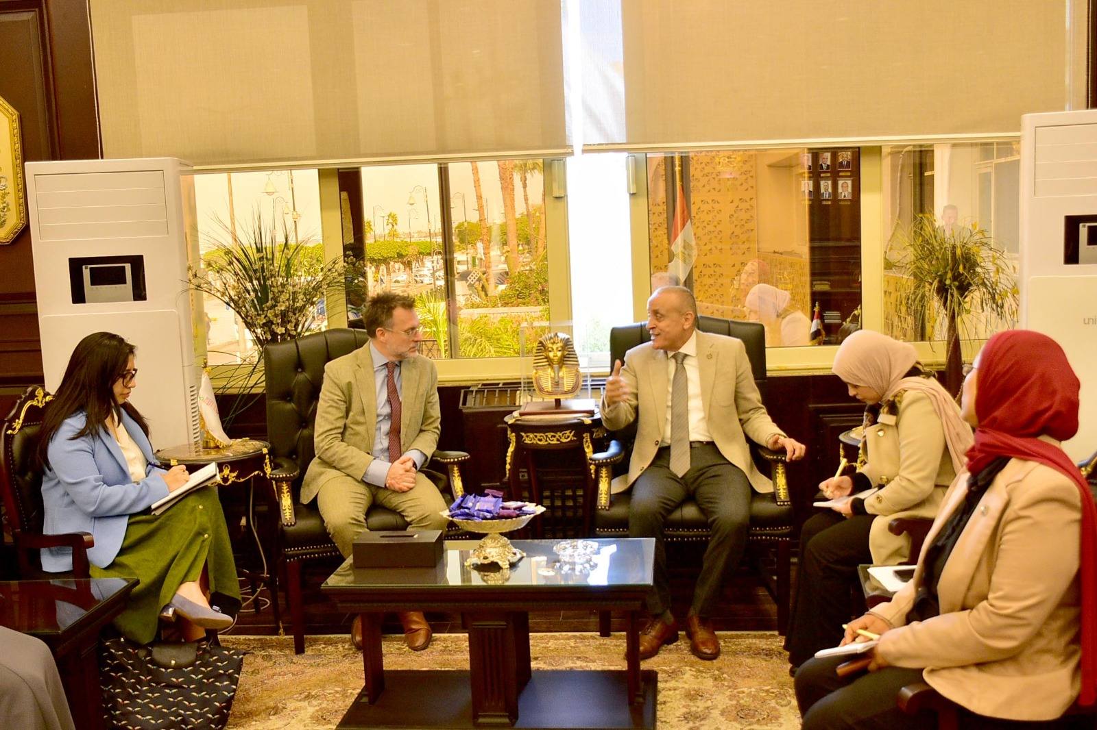 محافظ الأقصر يبحث مع السفير الكندي سبل تعزيز التعاون المشترك