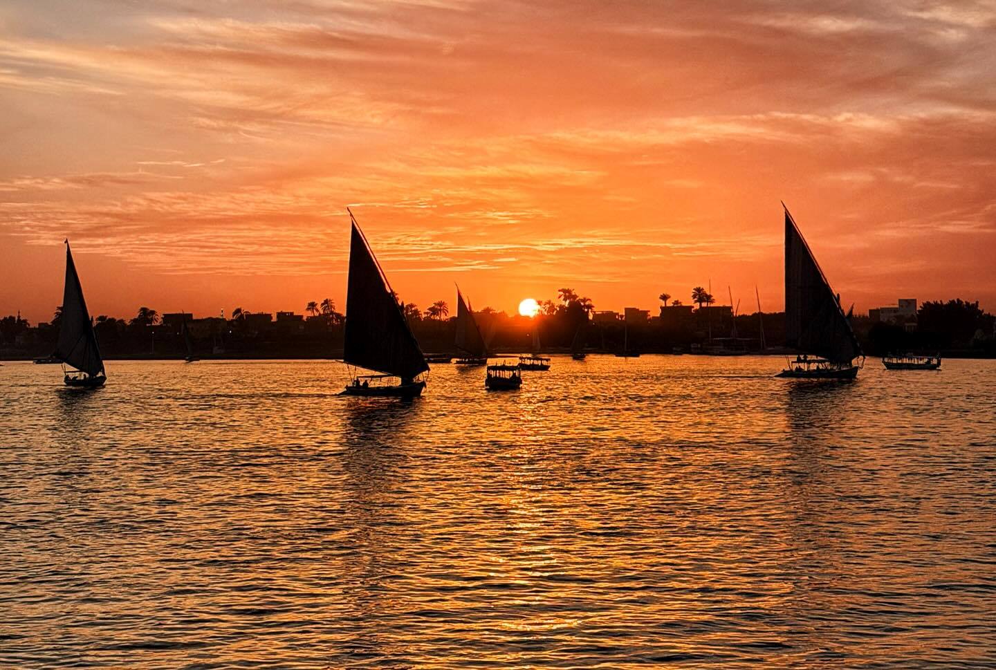 المراكب الشراعية لحظات غروب الشمس بالأقصر