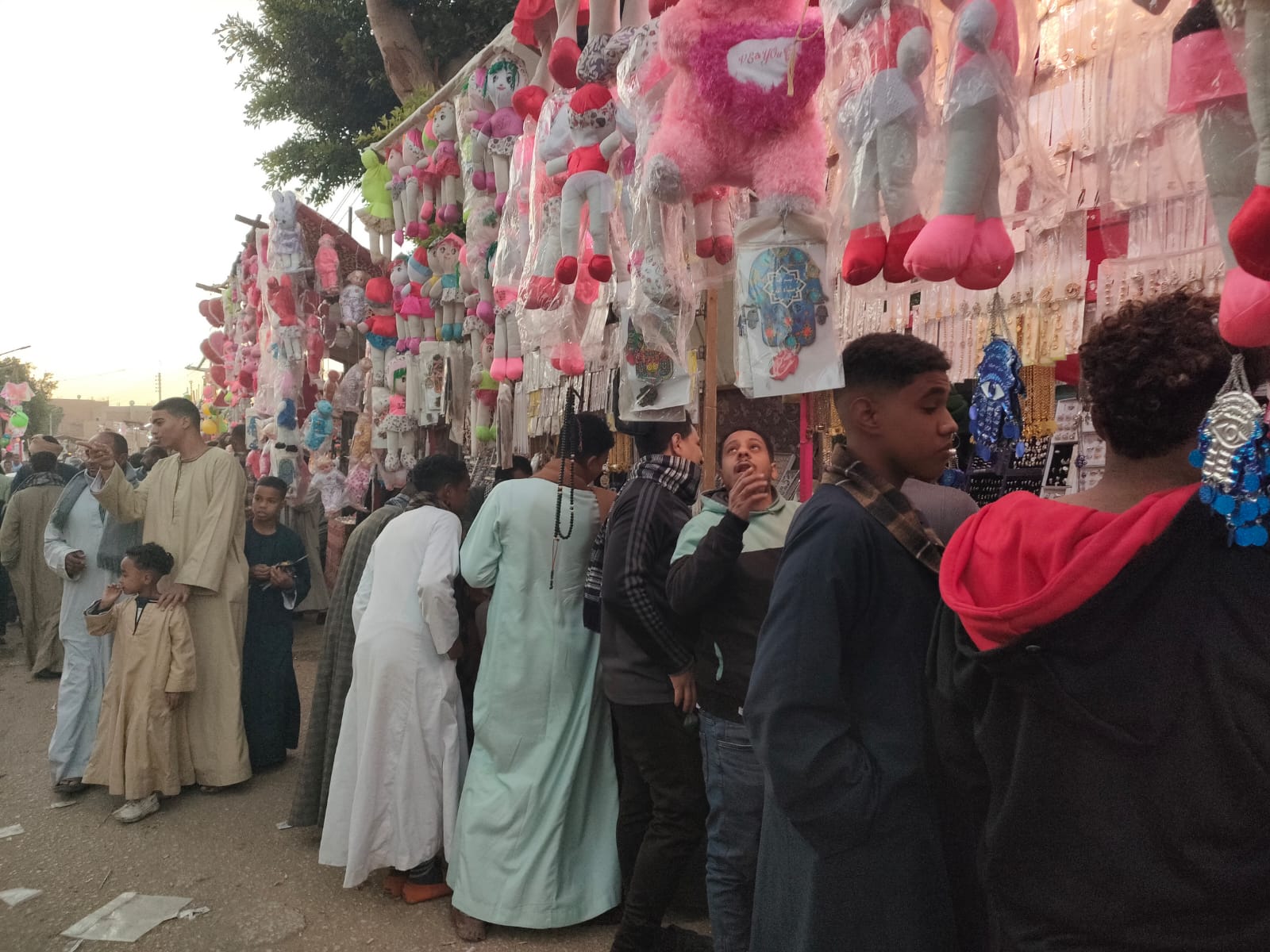 إقبال على الهدايا بإحتفالات مولد سيدى أحمد إبن إدريس بقرى الدير والزينية