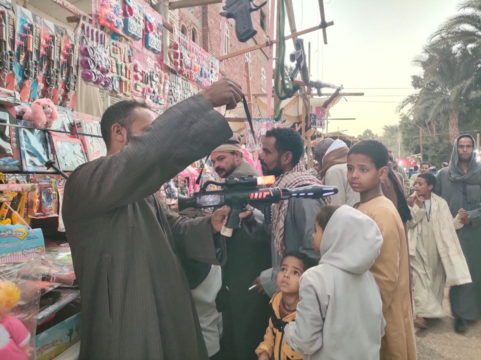 الأطفال خلال شراء الألعاب فى مولد سيدى أحمد إبن إدريس بقرية الدير