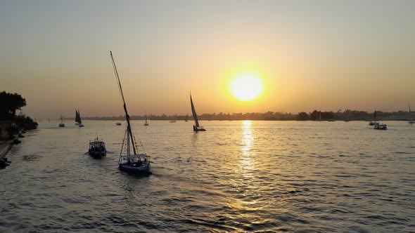 المراكب وقت غروب الشمس بمدينة الأقصر