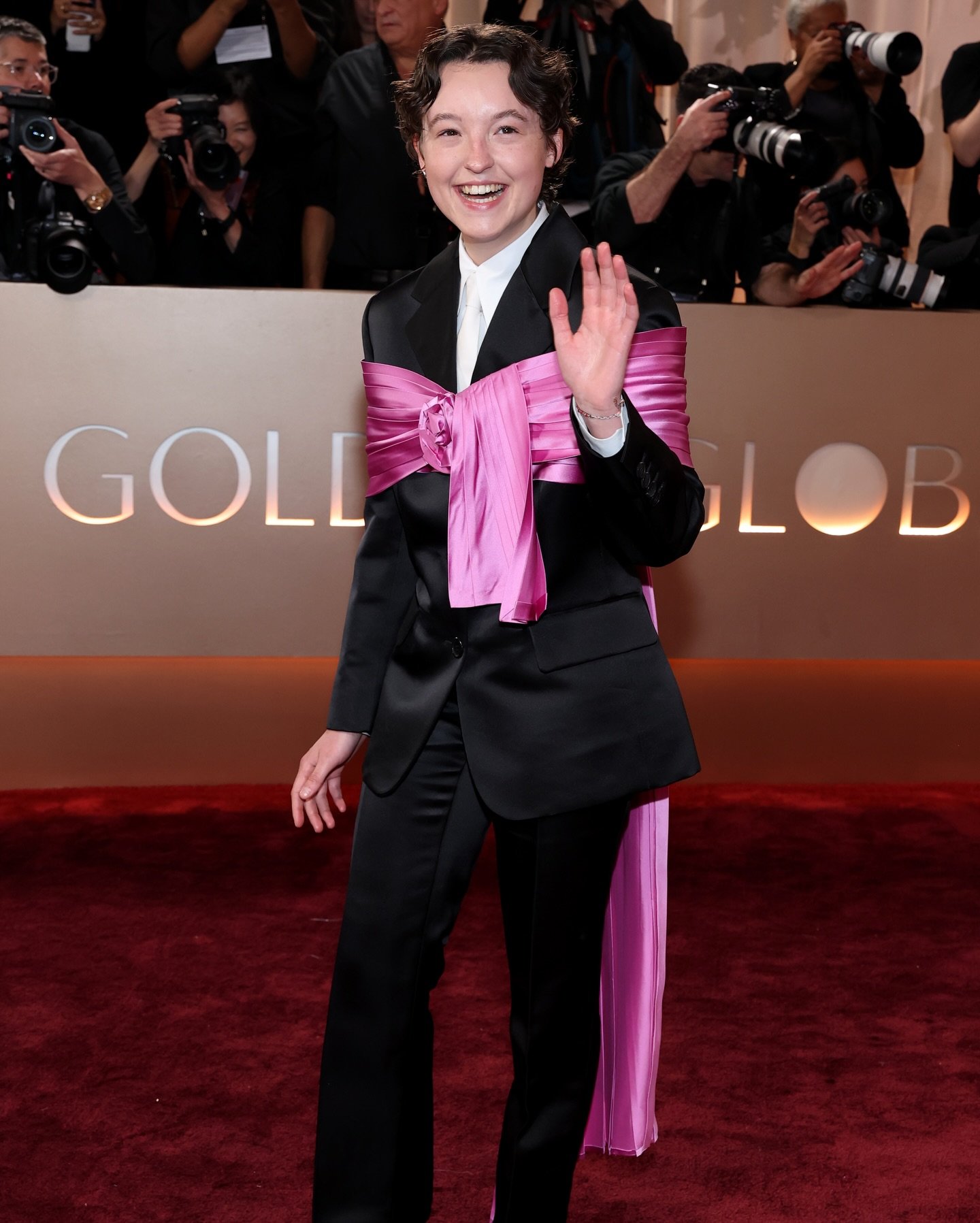 بيلا رامزي بالبدلة وهايلي ستاينفيلد تظهر حملها في الجولدن جلوب.. صور