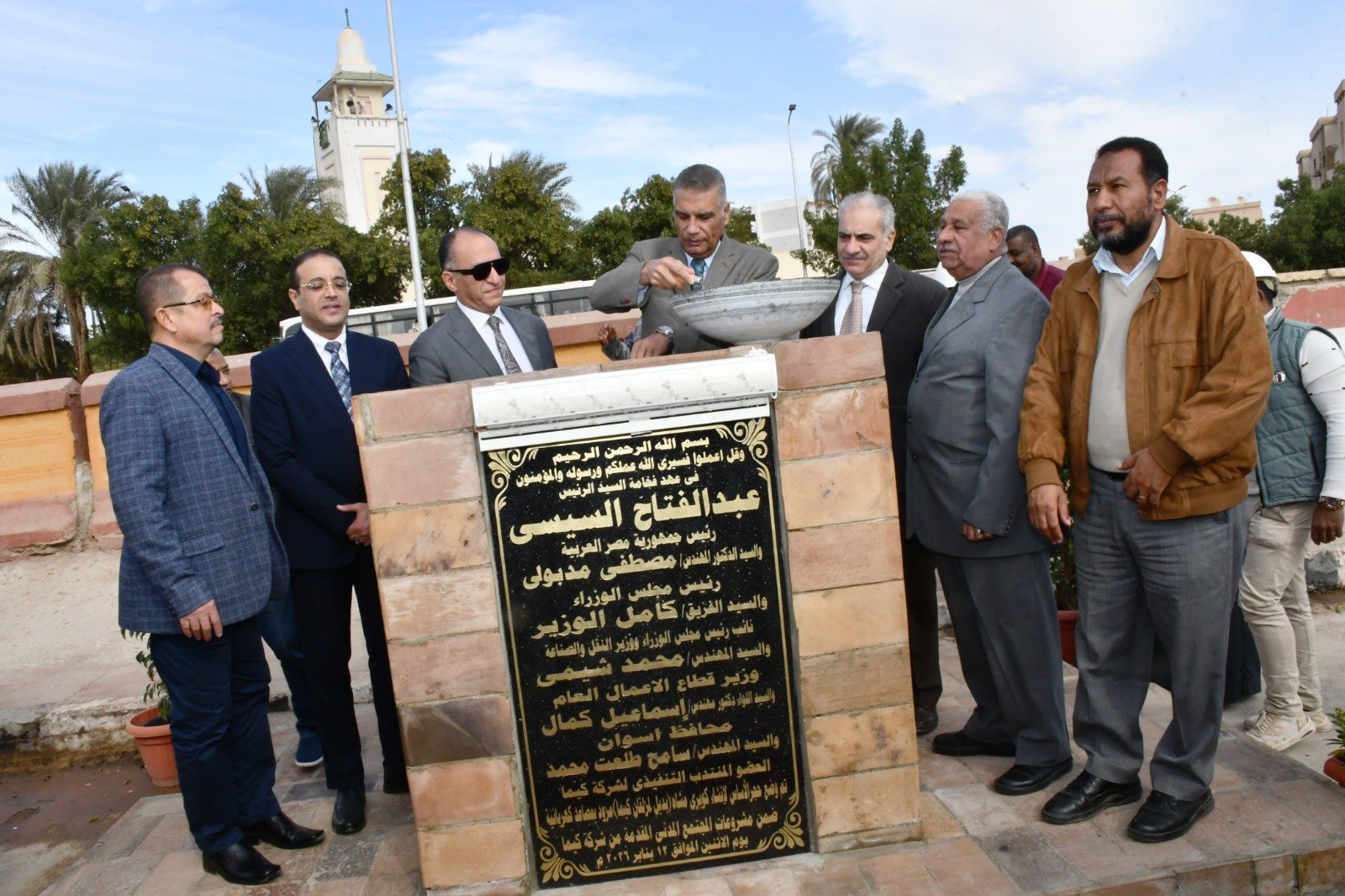 محافظ أسوان يصع حجر الأساس 