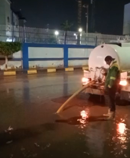 جانب من رفع مياه الامطار من الشوارع