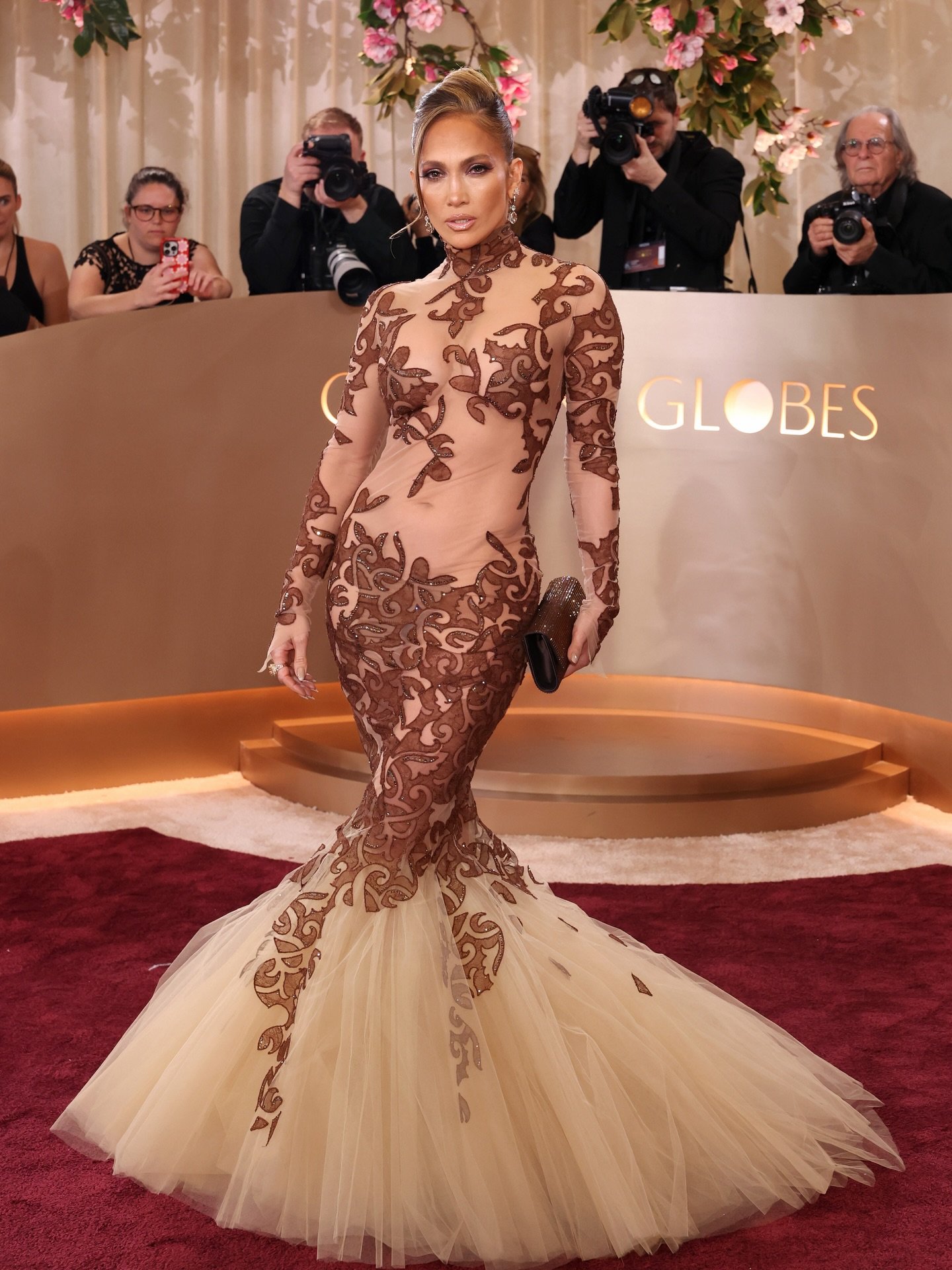 جينيفر لوبيز ترتدي فستاناً من تصميم جان لويس شيرر يعود لعام 2003 من أرشيفات غولدن غلوب على السجادة الحمراء.
