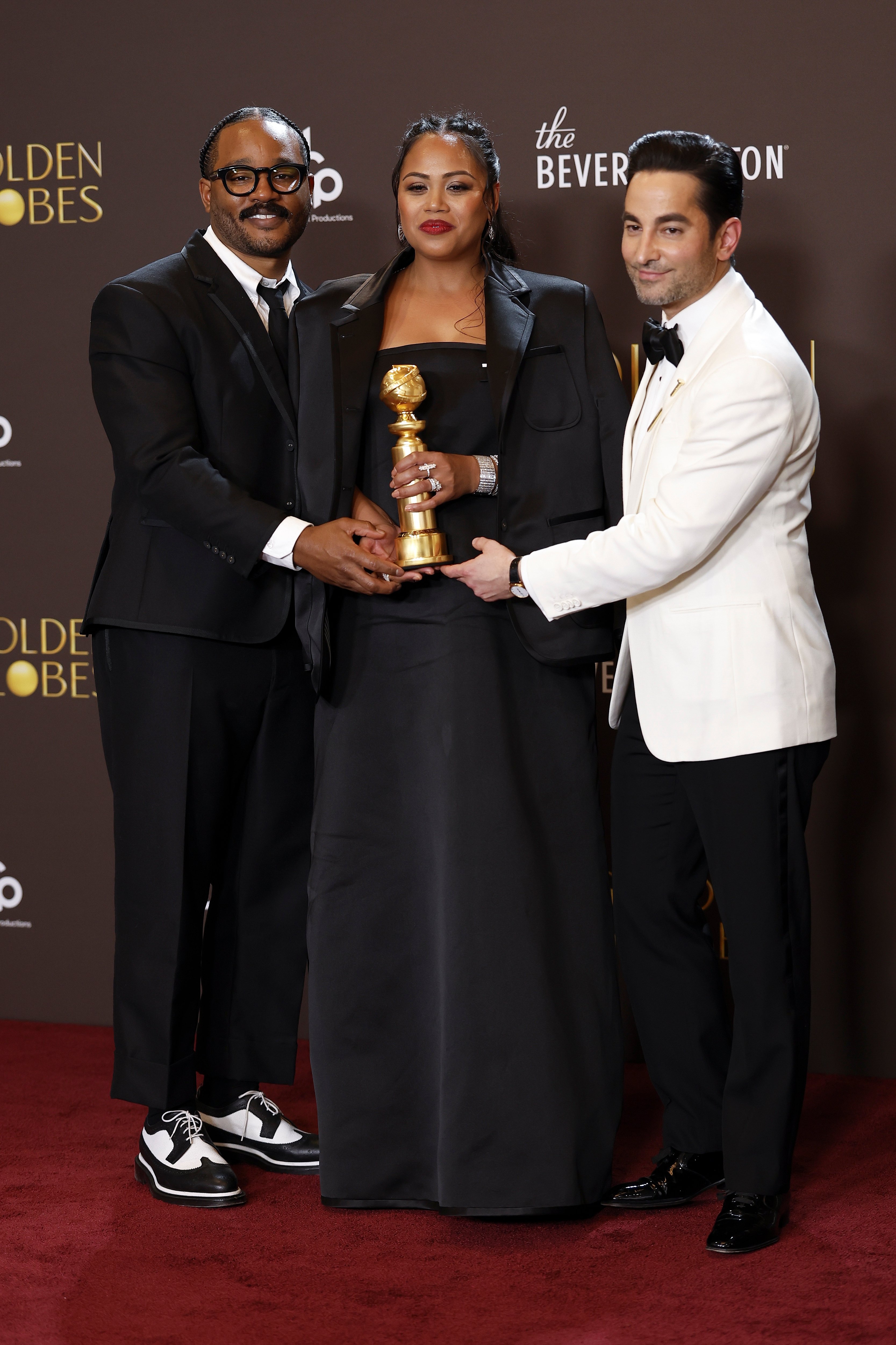 المخرج الأمريكي رايان كوغلر، والمنتجة السينمائية الأمريكية زينزي كوغلر، والمنتج السينمائي الأمريكي سيف أوهانيان، يتسلمون جائزة الإنجاز السينمائي والجماهيري المخرج الأمريكي رايان كوغلر، والمنتجة السينمائية الأمريكية زينزي كوغلر، والمنتج السينمائي الأمريكي سيف أوهانيان، يتسلمون جائزة الإنجاز السينمائي والجماهيري