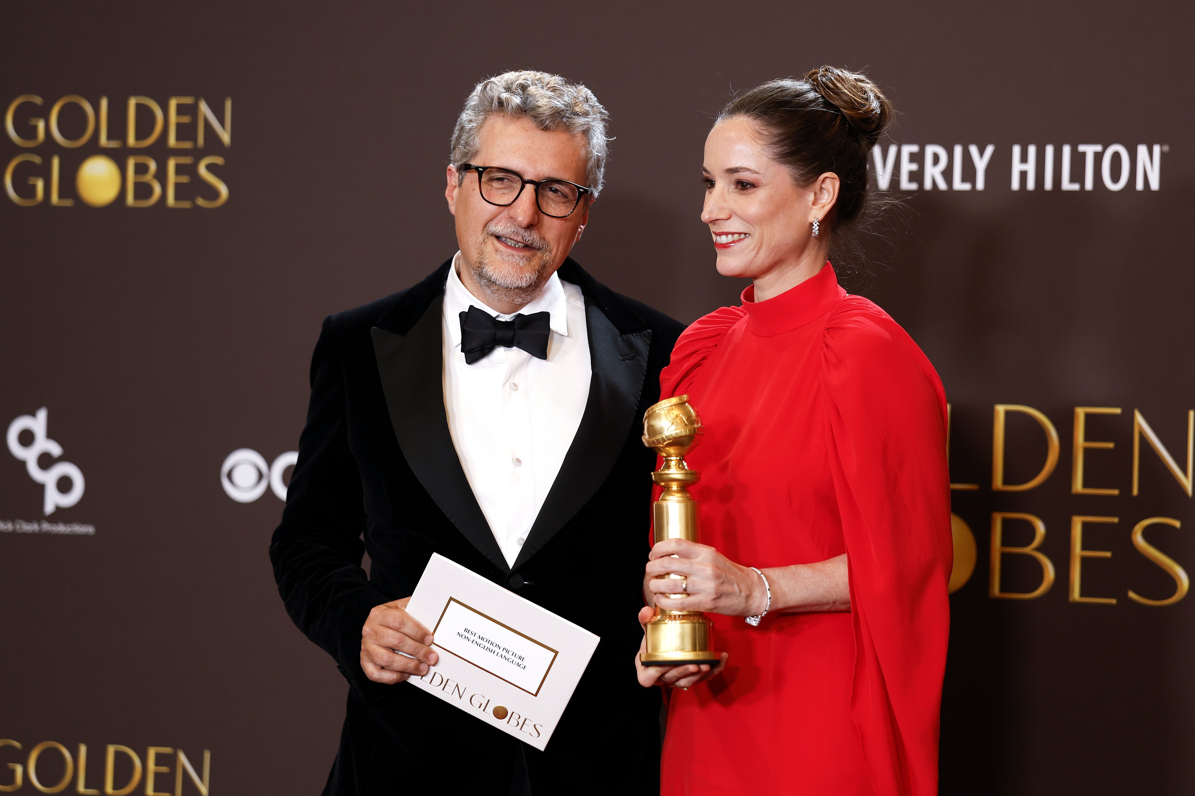 المخرج السينمائي البرازيلي كليبر ميندونكا فيلهو والمنتجة السينمائية الفرنسية إميلي ليسكلو، مع جائزة أفضل فيلم غير ناطق بالإنجليزية المخرج السينمائي البرازيلي كليبر ميندونكا فيلهو والمنتجة السينمائية الفرنسية إميلي ليسكلو، مع جائزة أفضل فيلم غير ناطق بالإنجليزية