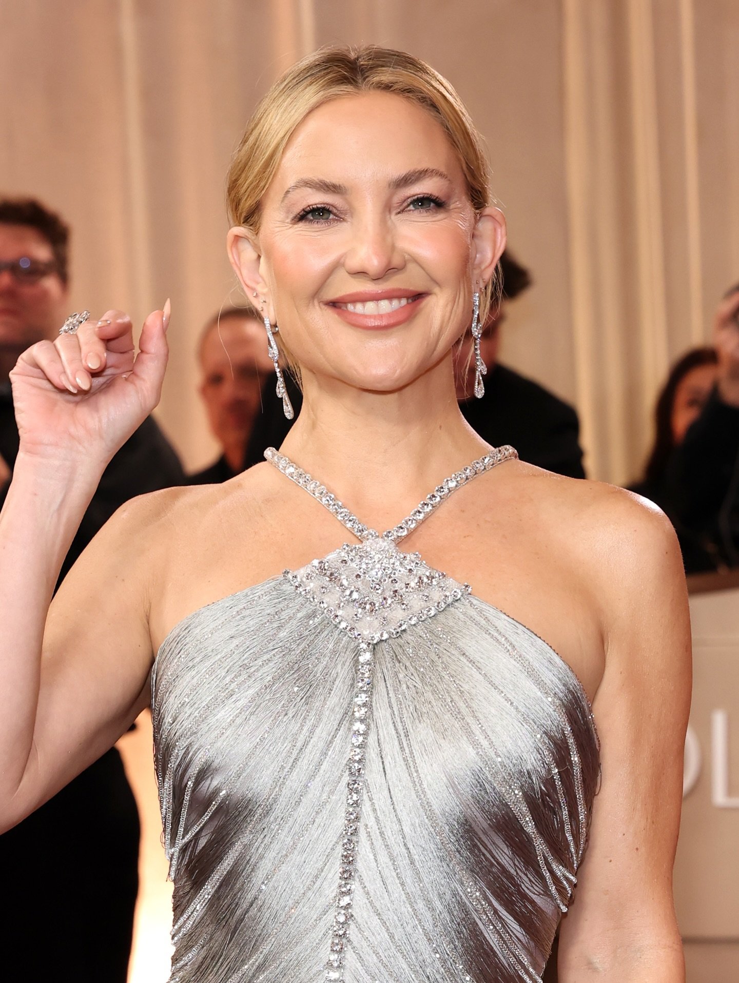 كيت هدسون بفستان من تصميم أرماني بريفيه خصيصاً لها على السجادة الحمراء لحفل جوائز غولدن غلوب برفقة داني فوجيكاوا