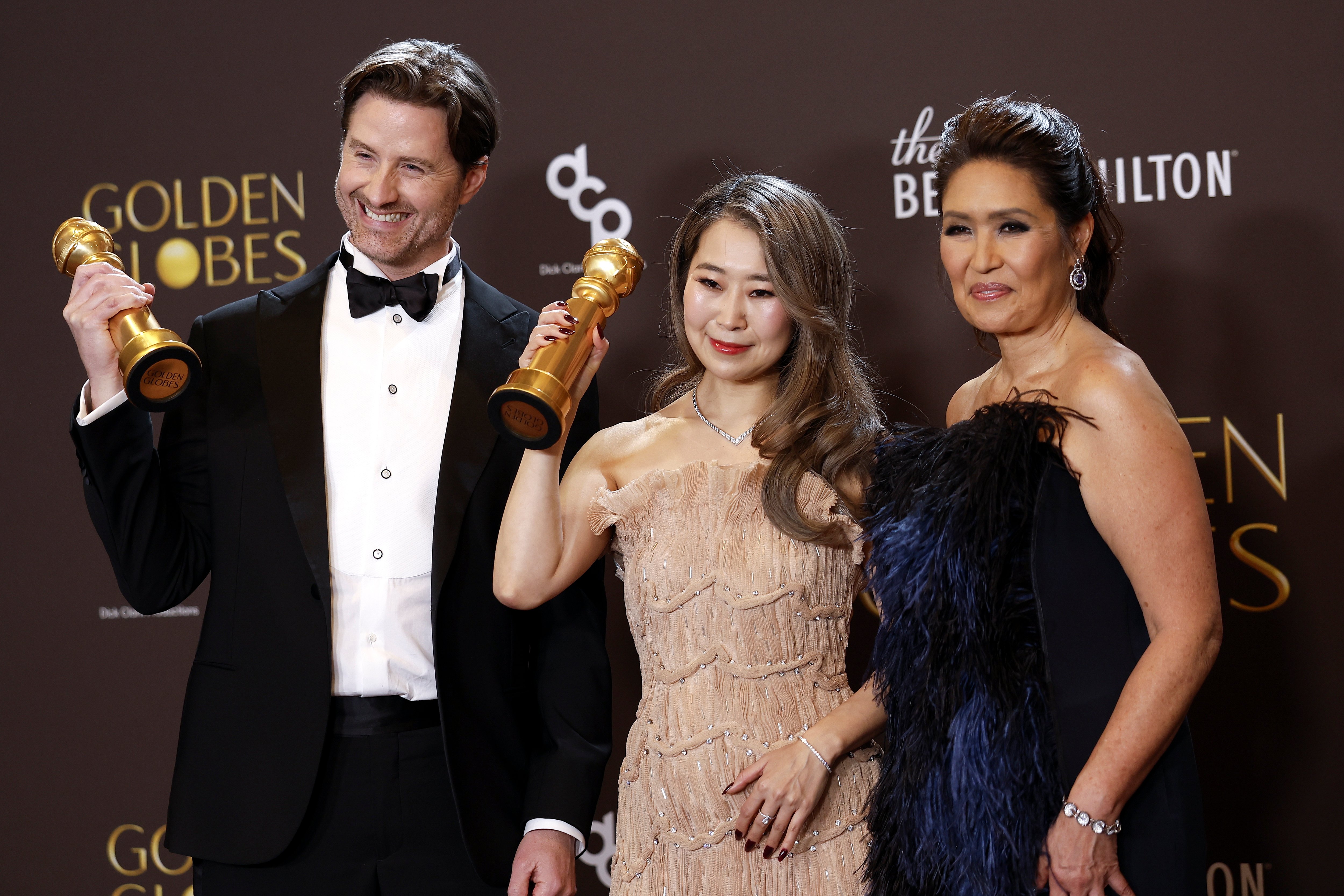 الممثل الأمريكي كريس أبيلهانز، والمخرجة الكورية الجنوبية الكندية ماغي كانغ، والمنتجة الأمريكية ميشيل وونغ، يقفون في غرفة الصحافة حاملين جائزة أفضل فيلم رسوم متحركة الممثل الأمريكي كريس أبيلهانز، والمخرجة الكورية الجنوبية الكندية ماغي كانغ، والمنتجة الأمريكية ميشيل وونغ، يقفون في غرفة الصحافة حاملين جائزة أفضل فيلم رسوم متحركة