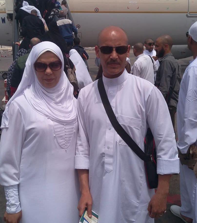 الزوجين يكللا حياتهما برحلة عمرة