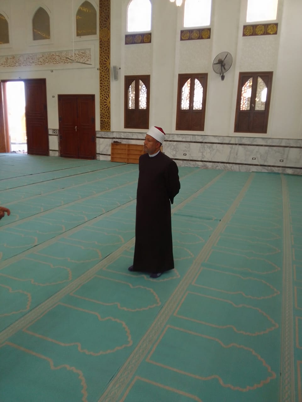 وكيل الوزارة داخل صحن المسجد