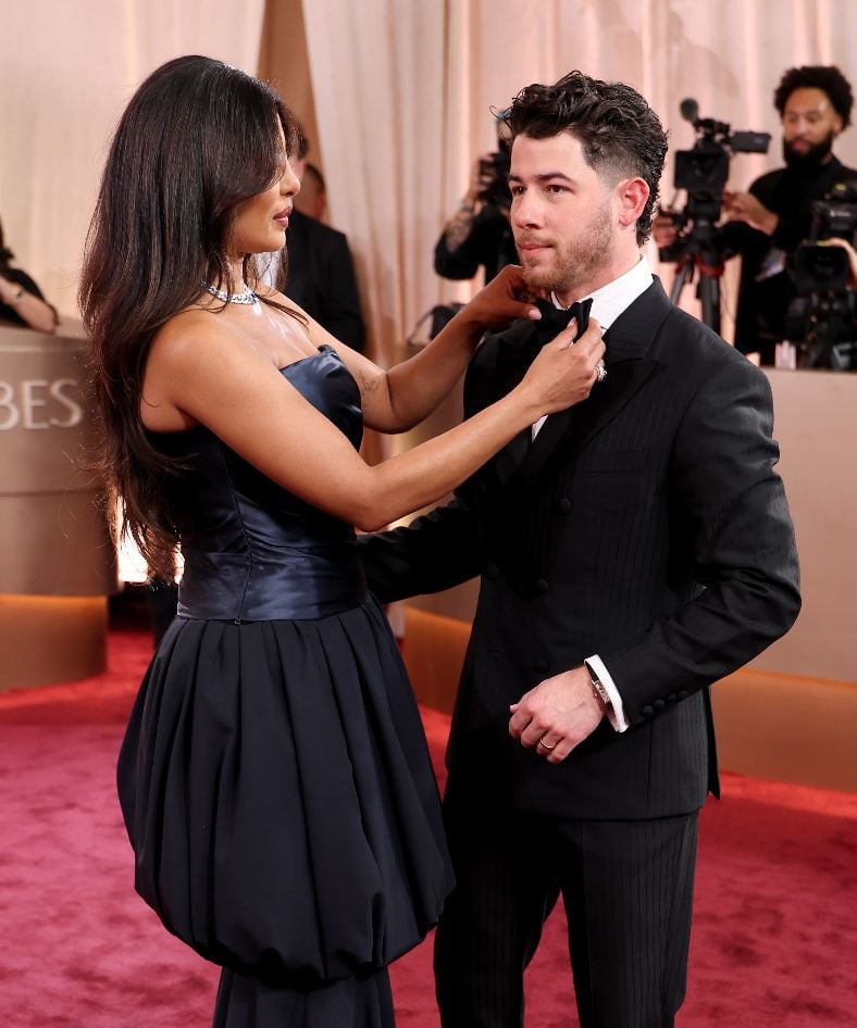 بريانكا تشوبرا ونيك جوناس في السجادة الحمراء للجولدن جلوب