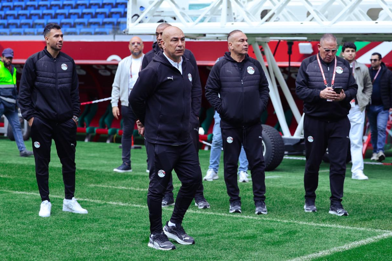 حسام حسن يعاين الملعب