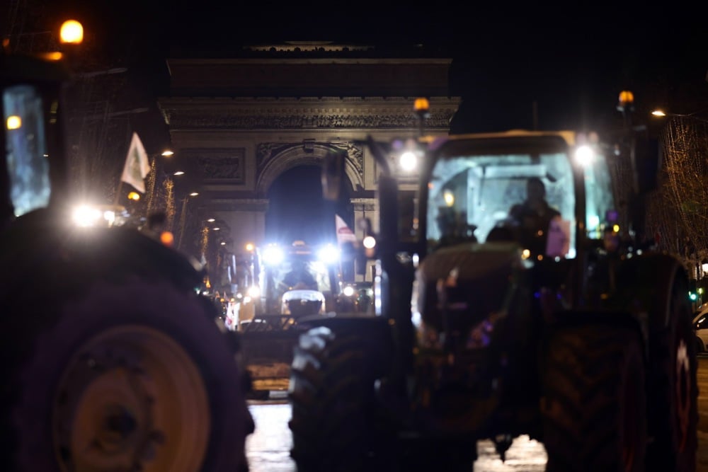 مزارعون فرنسيون يغلقون شارع الشانزليزيه بالجرارات خلال مظاهرة ضمن احتجاجات (3)