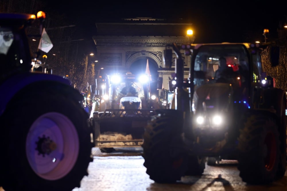 مزارعون فرنسيون يغلقون شارع الشانزليزيه بالجرارات خلال مظاهرة ضمن احتجاجات (7)