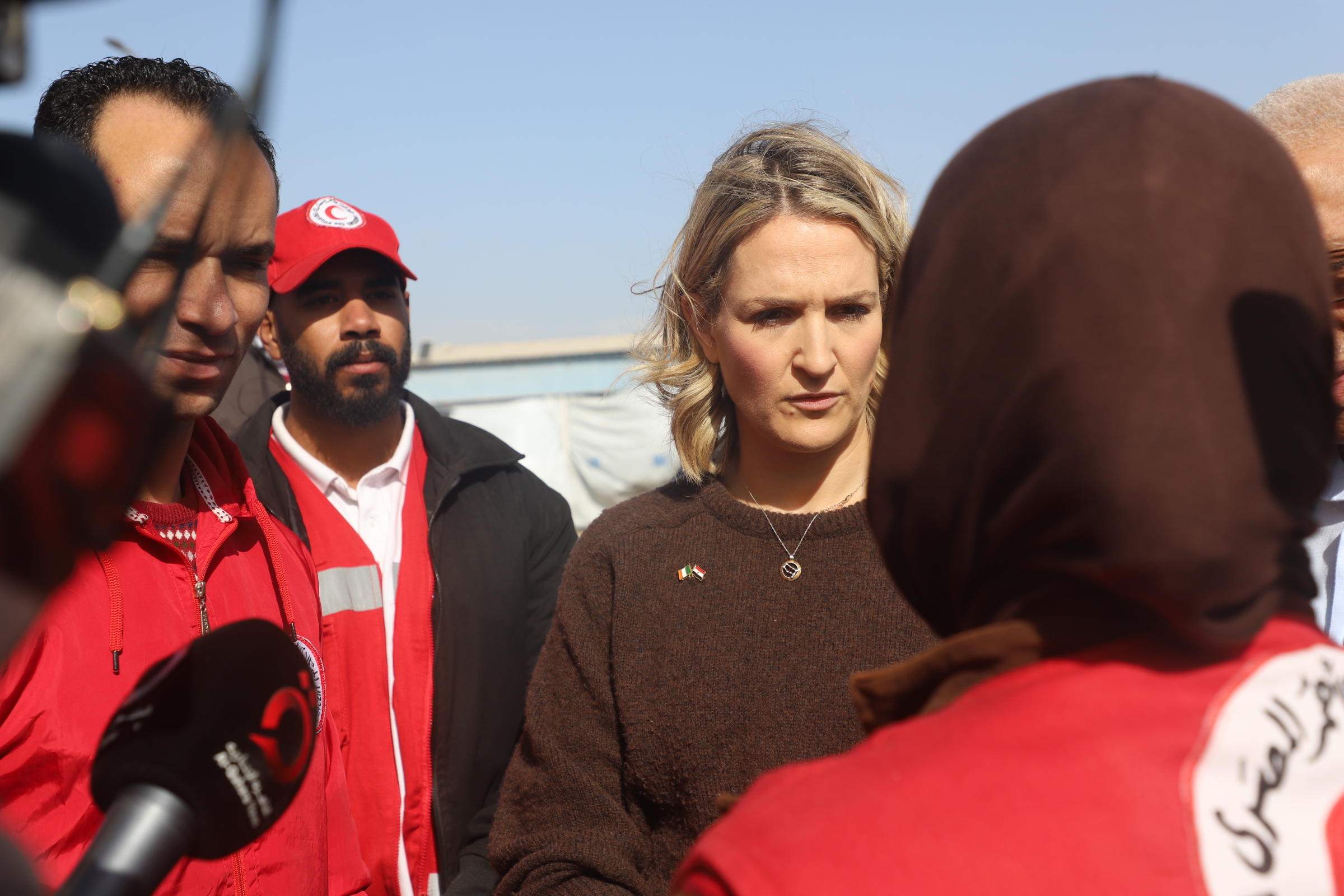 وزيرة الخارجية الايرلندية برفقه متطوعي الهلال الاحمر بالعريش 